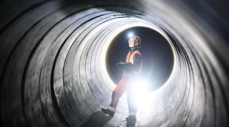 Fast alle Haushalte Sachsens sind an die Abwassersysteme angeschlossen. (Symbolbild) / Foto: Andreas Arnold/dpa