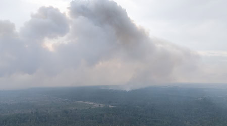 Bei dem Waldbrand in der Gohrischheide erkundet ein Hubschrauber die Brandfläche. / Foto: Sebastian Kahnert/dpa