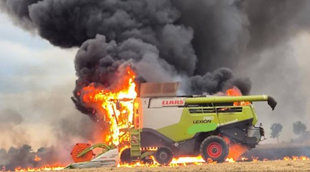 Mähdrescher bei Liebschütz in Flammen. Foto: Feuerwehr Bornitz