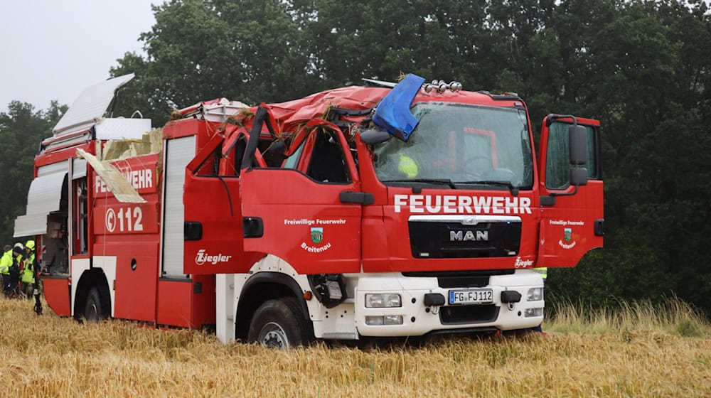 In Oederan ist ein Feuerwehrauto auf dem Weg zum Einsatz verunglückt, zwei der sechs Insassen wurden schwer verletzt. / Foto: Spm-Gruppe.De/dpa