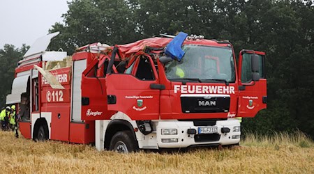 In Oederan ist ein Feuerwehrauto auf dem Weg zum Einsatz verunglückt, zwei der sechs Insassen wurden schwer verletzt. / Foto: Spm-Gruppe.De/dpa