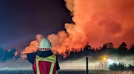 Kampf gegen die Flammen auch in der Nacht.  Foto: Feuerwehr Klipphausen