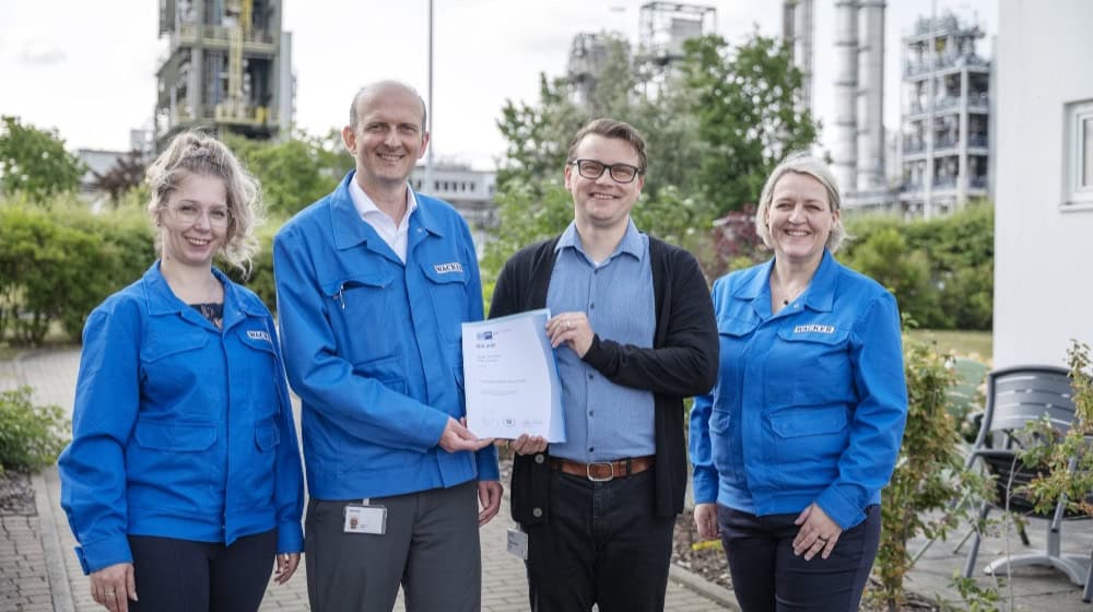 Urkundenübergabe bei Wacker in Nünchritz: Marco Pomsel (IHK Dresden) überreicht die Auszeichnung „Vorbildlicher Ausbildungsbetrieb 2025“ an Muhamed Slomic (stellvertretender Werkleiter). Ebenfalls anwesend: Christina Goedderz (l.) und Romy Kahnt (r.) (Wacker- Ausbildungskoordinatorinnen). Foto: WACKER