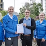 Urkundenübergabe bei Wacker in Nünchritz: Marco Pomsel (IHK Dresden) überreicht die Auszeichnung „Vorbildlicher Ausbildungsbetrieb 2025“ an Muhamed Slomic (stellvertretender Werkleiter). Ebenfalls anwesend: Christina Goedderz (l.) und Romy Kahnt (r.) (Wacker- Ausbildungskoordinatorinnen). Foto: WACKER