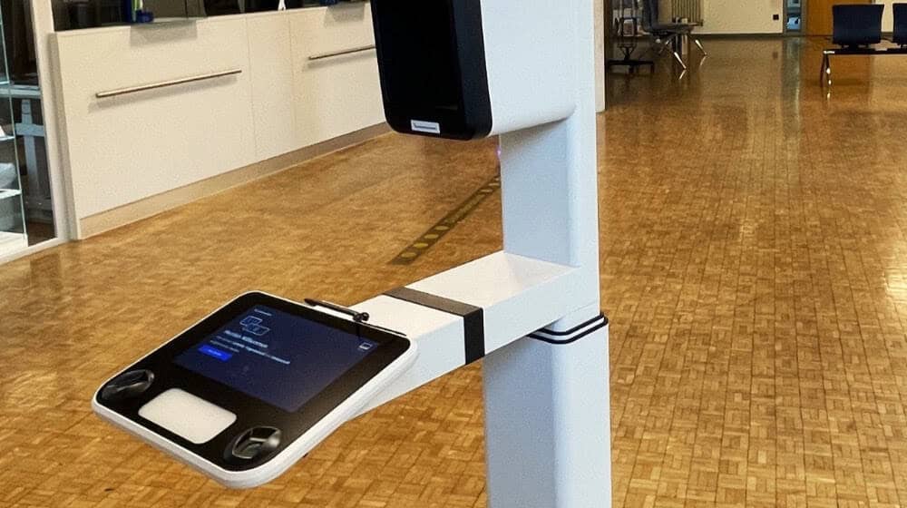 Das neue Fototerminal im Rathaus Coswig ist endlich eingetroffen und betriebsbereit. Foto: Stadtverwaltung Coswig