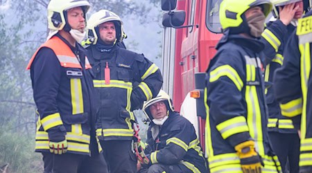 Die Einsatzkräfte versuchen einen alten Sprengplatz zu schützen. / Foto: Robert Michael/dpa
