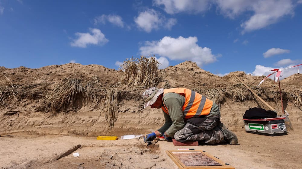 Vor dem Bau der B 169 zwischen Riesa und Salbitz führt das Sächsische Landesamt für Archäologie Voruntersuchungen durch, bei denen Funde von der Jungsteinzeit bis ins Mittelalter entdeckt wurden. / Foto: Jan Woitas/dpa
