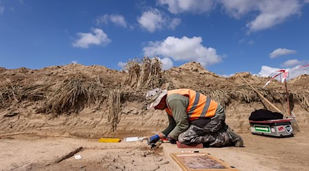 Vor dem Bau der B 169 zwischen Riesa und Salbitz führt das Sächsische Landesamt für Archäologie Voruntersuchungen durch, bei denen Funde von der Jungsteinzeit bis ins Mittelalter entdeckt wurden. / Foto: Jan Woitas/dpa