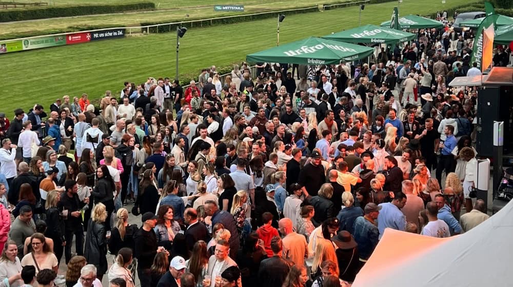 Beste Stimmung am Abend: Der Partyrenntag lockte hunderte Besucher. / Foto: Spielbanken Sachsen