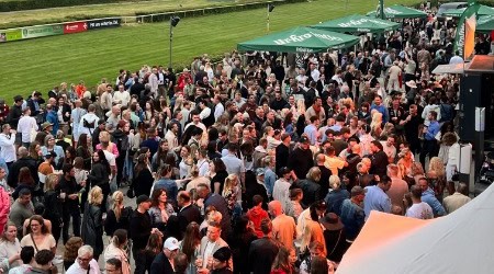 Menschenmenge bei der After-Race-Party auf der Galopprennbahn Scheibenholz während des Partyrenntags 2025