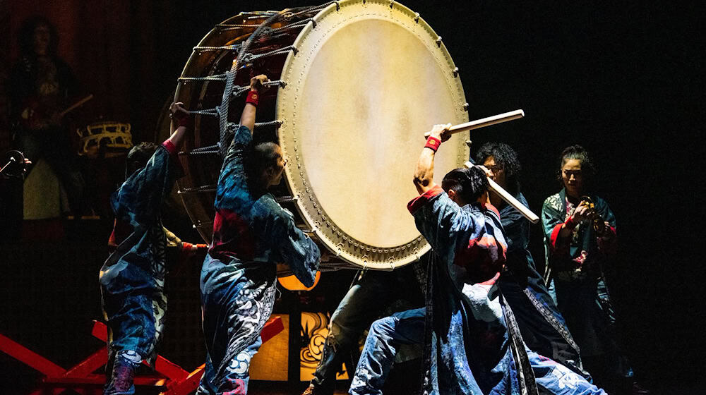 According to the management, the artists spend up to ten hours a day drumming during training and shows (archive image).  / Photo: Daniel Bockwoldt/dpa/Daniel Bockwoldt