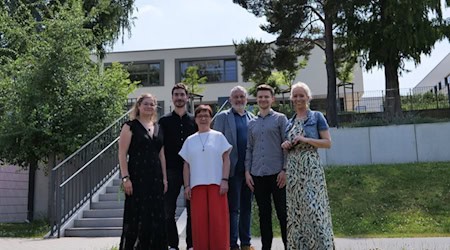 Gruppenbild vor der Schule: Hortleiterin Franziska Jeßner, Prof. Alexander Gröschner, Dr. Carola Gnadt, Jurymitglied Michael Ridder, der stellvertretende Schulleiter Peter Bannier und Schulleiterin Antje Buschmann. Foto: Stadt Meißen