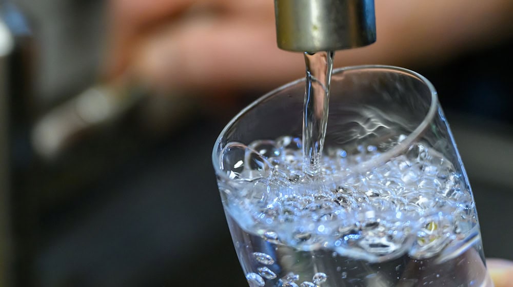 A bacterium has been causing problems in Chemnitz's drinking water for weeks / Photo: Hendrik Schmidt/dpa
