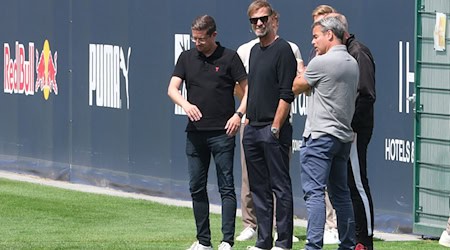 El máximo responsable de fútbol de Red Bull, Jürgen Klopp, mira de cerca.  / Foto: Sebastian Willnow/dpa