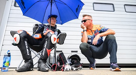 Up-and-coming talent Fynn Kratochwil with sponsor Dirk Heidolf / Photo: Robert Michael/dpa