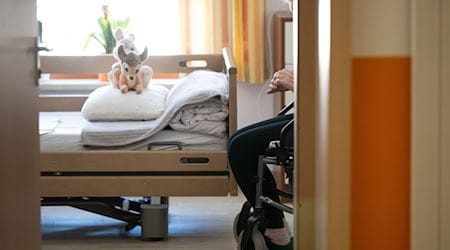 Die Bewohner von Pflegeheimen müssen erneut mehr zahlen. (Symbolbild) / Foto: Sebastian Kahnert/dpa