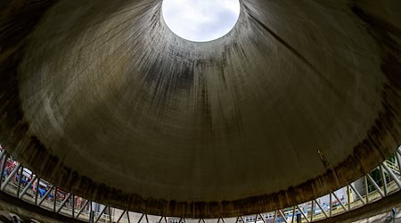Former cooling tower as a sound space: the "Begehungen" festival is currently attracting thousands of visitors with contemporary art to the site of the decommissioned lignite-fired power plant in Chemnitz / Photo: Hendrik Schmidt/dpa