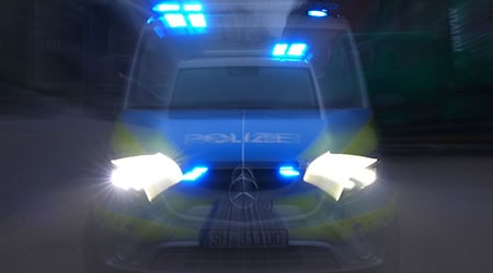 Rettungskräfte kümmern sich um den verletzten Fahrer. (Symbolbild) / Foto: Marcus Brandt/dpa