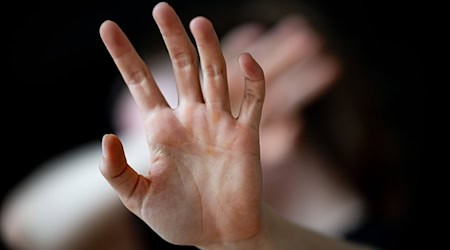 In Saxony, significantly more money is available for crime prevention, protection against violence and victim counseling after the double budget was passed in June. (Symbolic image) / Photo: Fabian Sommer/dpa