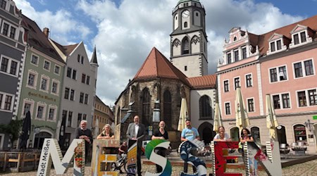 Oberbürgermeister Olaf Raschke und Stadtmarketing-Chef Christian Friedel weihten heute gemeinsam mit den Künstlern, die die einzelnen Buchstaben gestaltet haben, Meißens ersten Selfie-Point auf dem Marktplatz ein. Foto: Stadt Meißen