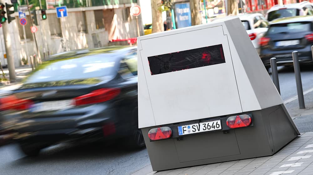 Die Städte Chemnitz, Erfurt und Weimar kassierten im vergangenen Jahr Millionen Euro durch Raser-Bußgelder. (Symbolbild)  / Foto: Arne Dedert/dpa