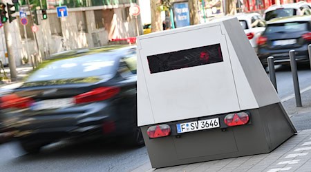 Die Städte Chemnitz, Erfurt und Weimar kassierten im vergangenen Jahr Millionen Euro durch Raser-Bußgelder. (Symbolbild)  / Foto: Arne Dedert/dpa