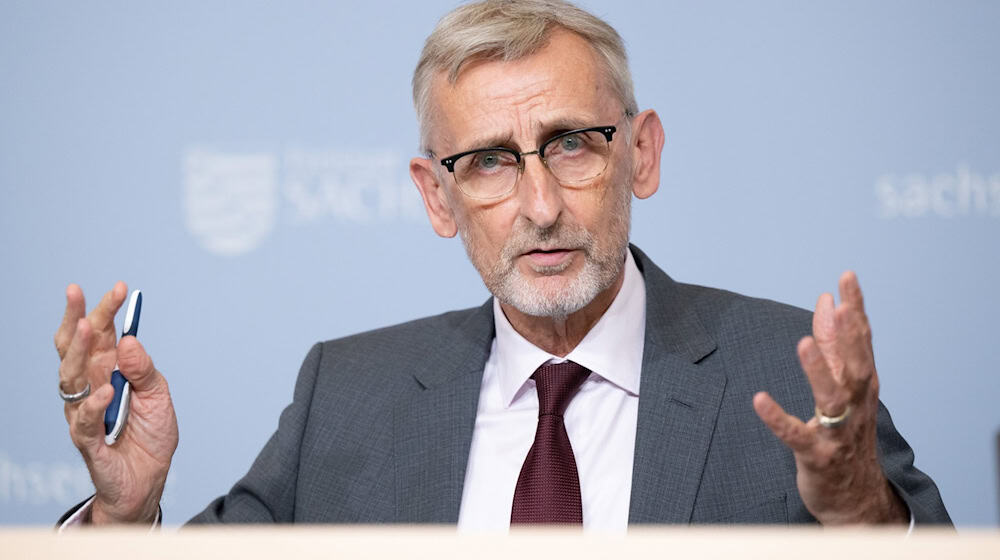 Sachsens Innenminister beklagt den Missbrauch von Asylfolgeanträgen (Archivbild) / Foto: Sebastian Kahnert/dpa