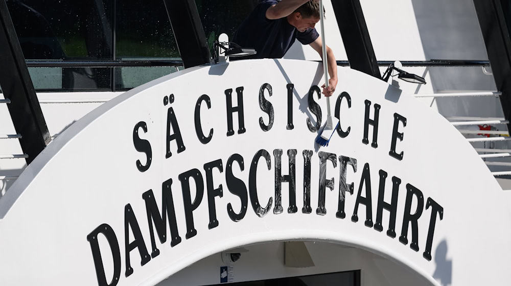 Die Weiße Flotte nutzt die neue Lage bereits für erste Fahrten. (Archivbild) / Foto: Robert Michael/dpa