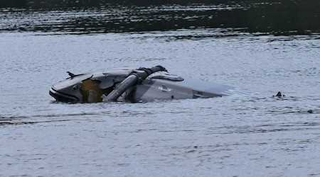 Ein Hubschrauber ist in den Fluss Mulde gestürzt. / Foto: Sören Müller/Medienportal-Grimma/dpa