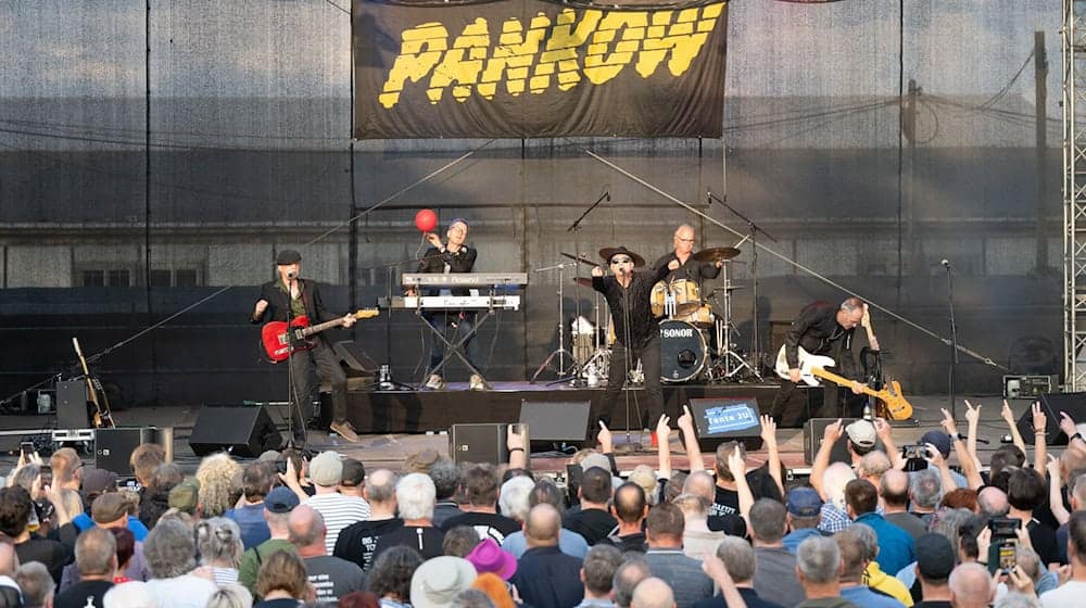 На останній концерт рок-гурту Pankow у Дрездені прийшло близько 2 000 фанатів / Фото: Sebastian Kahnert/dpa