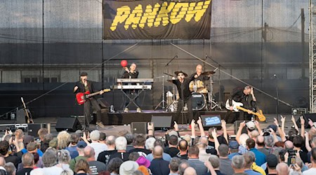 На останній концерт рок-гурту Pankow у Дрездені прийшло близько 2 000 фанатів / Фото: Sebastian Kahnert/dpa