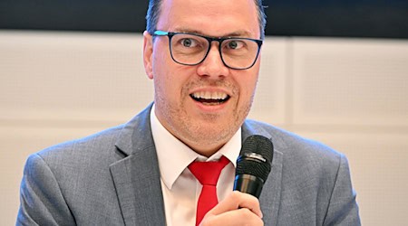 Saxony's Economics Minister Dirk Panter (SPD) sees no winners in the customs dispute with the EU (archive photo).  / Photo: Elisa Schu/dpa