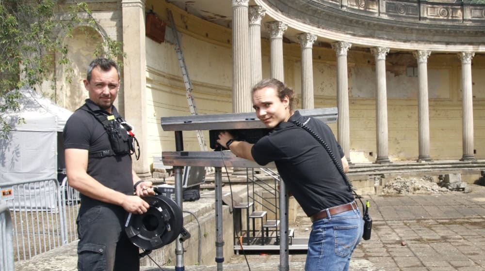 Peter Acs (links) und Moritz Keil (rechts) verkabeln den Projektor  (Foto: Sabine Mutschke)