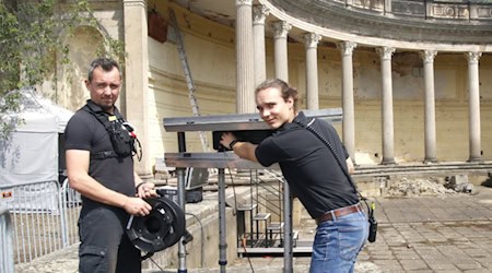 Peter Acs (links) und Moritz Keil (rechts) verkabeln den Projektor  (Foto: Sabine Mutschke)