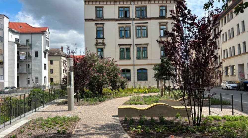 Der neugestaltete Platz an der Ecke Fährmannstraße/Martinstraße lädt ab sofort zum Verweilen an der Triebisch ein. Foto: Stadt Meißen