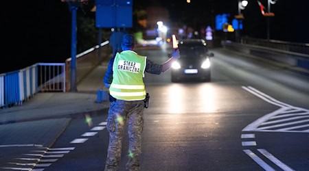 A Polish border guard stands behind the city bridge in Görlitz and waves a vehicle out for inspection. Poland has temporarily resumed border controls at the German-Polish border. (Current photo) / Photo: Sebastian Kahnert/dpa
