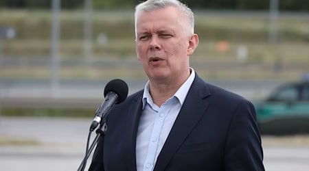 Polens Innenminister Tomasz Siemoniak hat den Vorschlag seines deutschen Amtskollegen Alexander Dobrindt (CSU) für gemeinsamen Grenzkontrollen abgelehnt. (Archivbild) / Foto: Artur Reszko/PAP/dpa