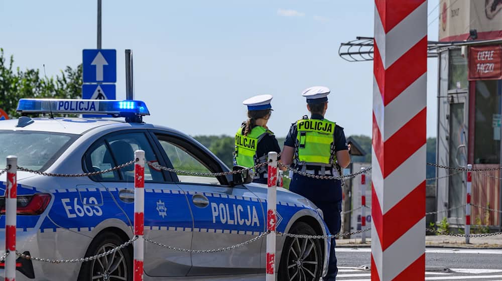 Polish policewomen stand at the German-Polish border crossing Stadtbrücke between Frankfurt (Oder) and Slubice / Photo: Patrick Pleul/dpa