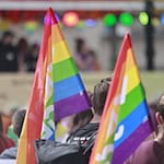 In Pirna sicherte Polizei am Samstag den Christopher Street Day ab (Archivbild).  / Foto: Matthias Bein/dpa