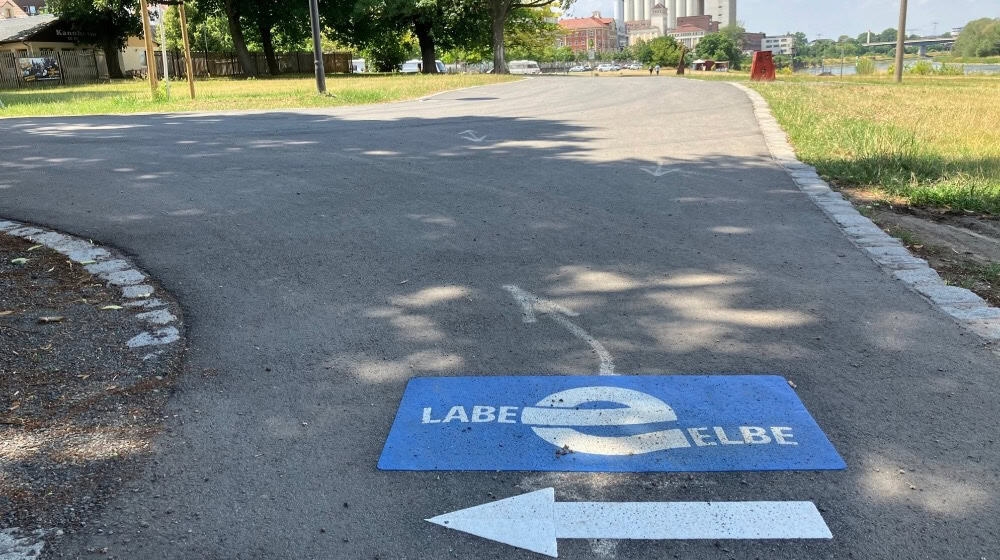 Die neuen Elberadweg-Markierungen in Riesa. Foto: Stadt Riesa
