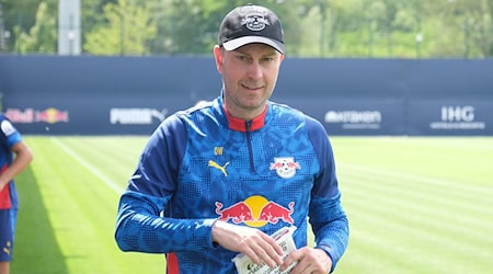 El nuevo entrenador del RB, Ole Werner, pudo celebrar cinco goles de su equipo en los primeros 45 minutos / Foto: Sebastian Willnow/dpa