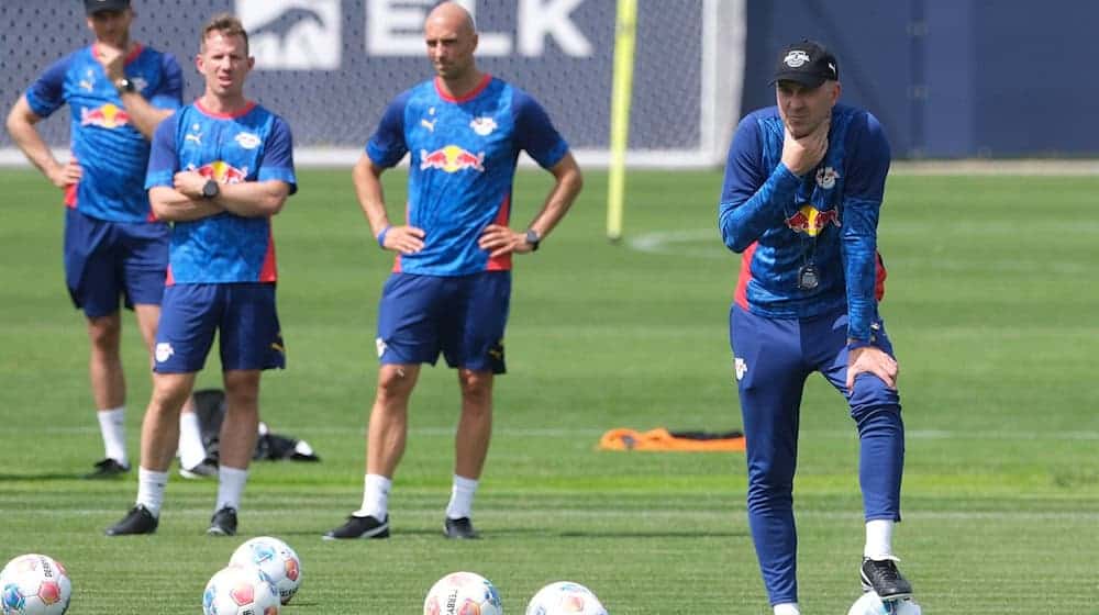 Im Trainingslager will Leipzigs Trainer Ole Werner (r) das Tempo intensivieren. / Foto: Sebastian Willnow/dpa