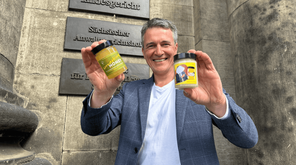 Rico Einzig mit seinem Honig vor dem Oberlandesgericht in Dresden. Foto: Thomas Wolf