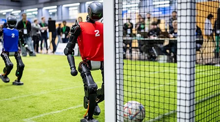 Beim RoboCup war ein Team aus Leipzig erfolgreich. (Archivbild)  / Foto: Daniel Karmann/dpa