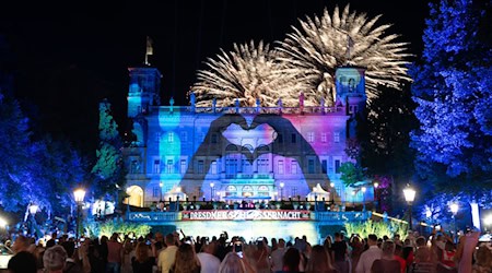 Hród Albrechtsberg a Co. přeměnitaj so na festiwalnu ležownosć za 6000 hosći / Foto: Sebastian Kahnert/dpa
