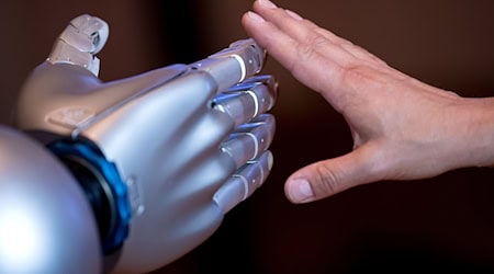 Saxony is funding digitization and innovation in the care sector with 20 million euros until 2027. (Archive photo) / Photo: Sven Hoppe/dpa