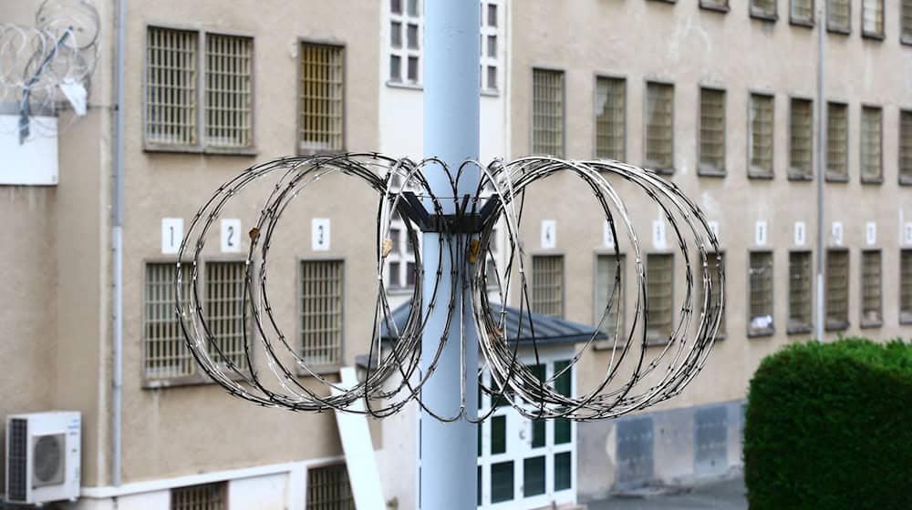 Für die zeitlich befristete Weiternutzung des Gefängnisses in Hohenleuben wird Schätzungen zufolge mit jährlich bis zu einer viertel Million Euro an Bauunterhaltskosten gerechnet. (Archivbild) / Foto: Bodo Schackow/dpa-Zentralbild/dpa