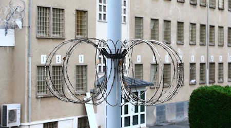 Für die zeitlich befristete Weiternutzung des Gefängnisses in Hohenleuben wird Schätzungen zufolge mit jährlich bis zu einer viertel Million Euro an Bauunterhaltskosten gerechnet. (Archivbild) / Foto: Bodo Schackow/dpa-Zentralbild/dpa