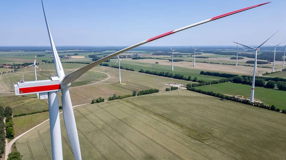 W Sakskej je w prěnim połlěće 2025 sydom nowych wětrnikow dźěłać započało. (Archivbild) / Foto: Jan Woitas/dpa