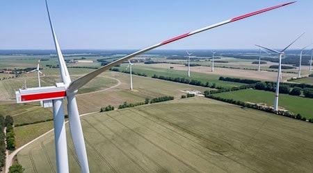 W Sakskej je w prěnim połlěće 2025 sydom nowych wětrnikow dźěłać započało. (Archivbild) / Foto: Jan Woitas/dpa